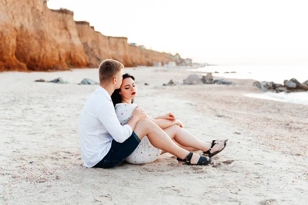 Loving Couple White Clothes Honeymoon Sea Walk Sand Photoshoot Love — Stock Photo, Image