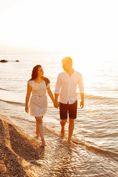 Casal Amoroso Roupas Brancas Durante Uma Lua Mel Mar Caminhar — Fotografia de Stock