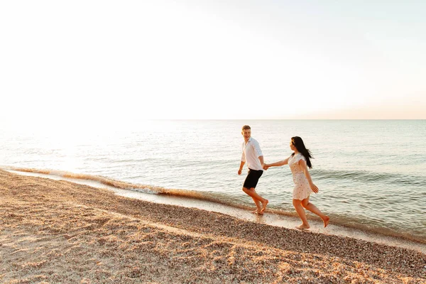 Casal Amoroso Roupas Brancas Durante Uma Lua Mel Mar Caminhar — Fotografia de Stock