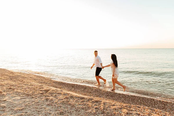 Casal Amoroso Roupas Brancas Durante Uma Lua Mel Mar Caminhar — Fotografia de Stock