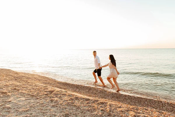 Casal Amoroso Roupas Brancas Durante Uma Lua Mel Mar Caminhar — Fotografia de Stock