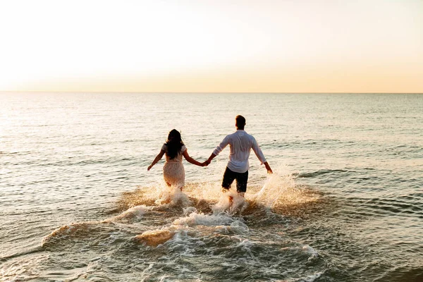 Liebespaar Weißen Kleidern Während Einer Hochzeitsreise Auf See Spaziergang Sand — Stockfoto