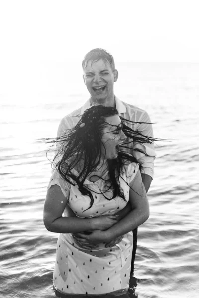 Couple Amoureux Vêtements Blancs Lors Une Lune Miel Mer Marcher — Photo