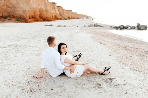 Liebespaar Weißen Kleidern Während Einer Hochzeitsreise Auf See Spaziergang Sand — Stockfoto