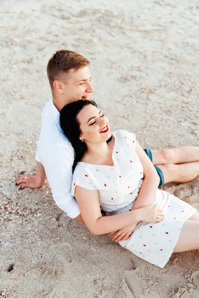 Älskade Par Vita Kläder Smekmånad Till Havs Promenad Sanden Photoshoot — Stockfoto