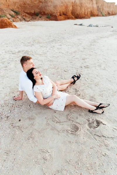 Älskade Par Vita Kläder Smekmånad Till Havs Promenad Sanden Photoshoot — Stockfoto