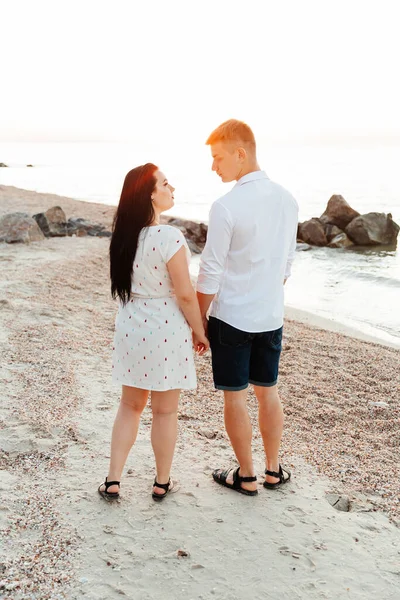 Casal Amoroso Roupas Brancas Durante Uma Lua Mel Mar Caminhar — Fotografia de Stock