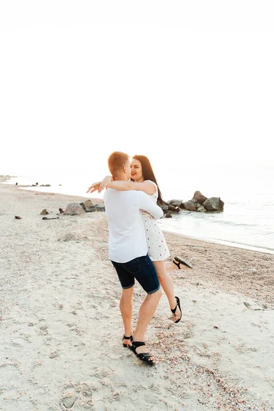 Couple Amoureux Vêtements Blancs Lors Une Lune Miel Mer Marcher — Photo