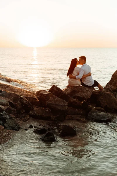 Casal Amoroso Roupas Brancas Durante Uma Lua Mel Mar Caminhar — Fotografia de Stock