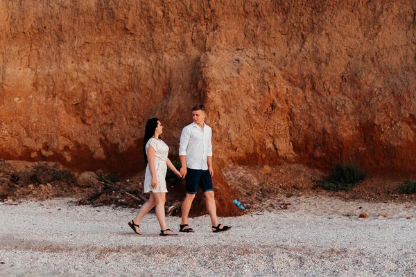 Liefdevol Koppel Witte Kleren Tijdens Een Huwelijksreis Zee Wandeling Het — Stockfoto