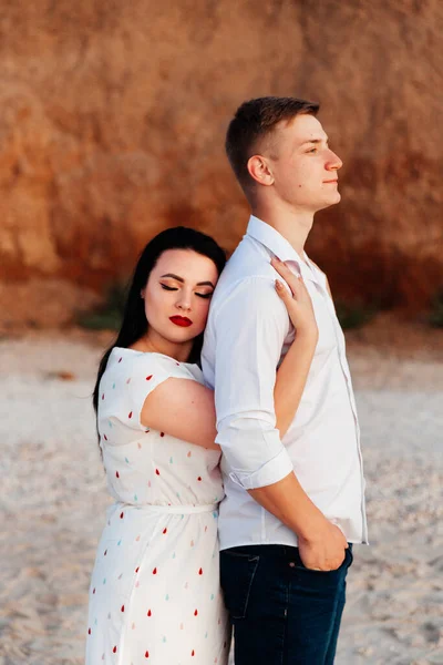 Älskade Par Vita Kläder Smekmånad Till Havs Promenad Sanden Photoshoot — Stockfoto