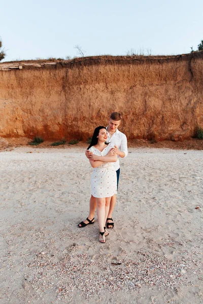 Couple Amoureux Vêtements Blancs Lors Une Lune Miel Mer Marcher — Photo