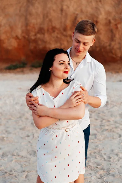 海での新婚旅行の間に白い服のカップルを愛する写真撮影で砂の上を歩く愛の物語 海の海岸 ビーチ — ストック写真