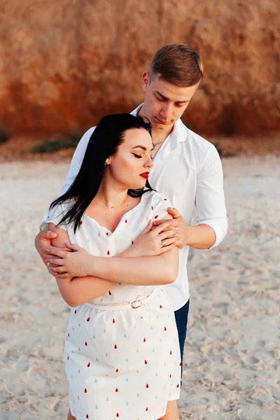 Liebespaar Weißen Kleidern Während Einer Hochzeitsreise Auf See Spaziergang Sand — Stockfoto