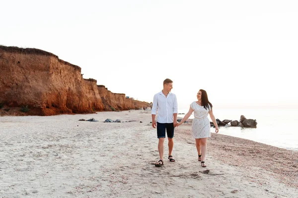 Casal Amoroso Roupas Brancas Durante Uma Lua Mel Mar Caminhar — Fotografia de Stock