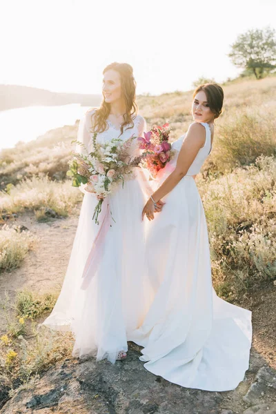 Beyaz elbiseli lezbiyen çift.