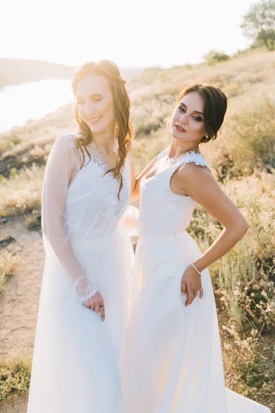 Casal Lésbicas Vestidos Brancos — Fotografia de Stock