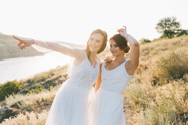 レズビアン結婚式のカップルで白いドレス — ストック写真