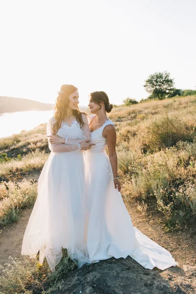 Casal Lésbicas Vestidos Brancos — Fotografia de Stock