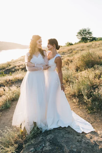 Lesbijki Ślub Para Białe Sukienki — Zdjęcie stockowe