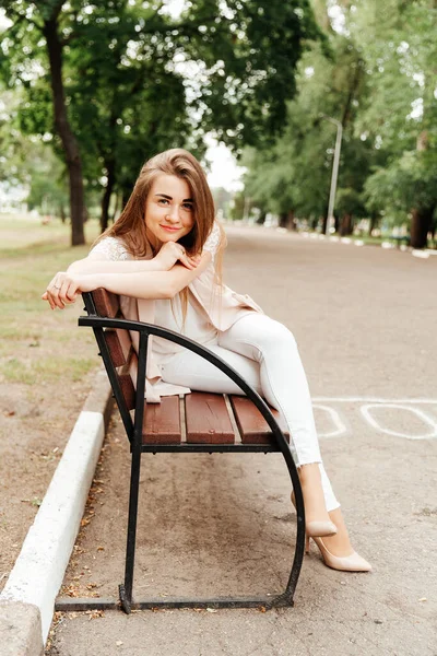 Fotosessão Uma Menina Bonita Andando Cidade Pôr Sol Estilo Casual — Fotografia de Stock