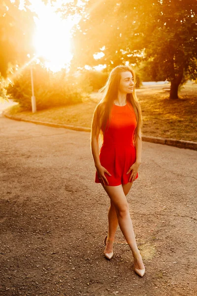 Fotosessão Uma Menina Bonita Andando Cidade Pôr Sol Vestido Vermelho — Fotografia de Stock