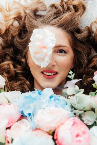 Piękna Dziewczyna Pięknym Makijażem Twarzy Fryzury Dużym Luksusowym Bukietem Kwiatów — Zdjęcie stockowe