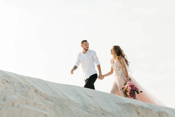 Liebesgeschichte Eines Schönen Paares Einem Rosafarbenen Hochzeitskleid Mit Blumenstrauß Der — Stockfoto