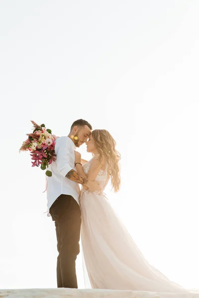 Love Story Beautiful Couple Pink Wedding Luxury Dress Bouquet Sahara — Fotografia de Stock