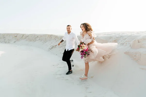 Love Story Beautiful Couple Pink Wedding Luxury Dress Bouquet Sahara — Fotografia de Stock