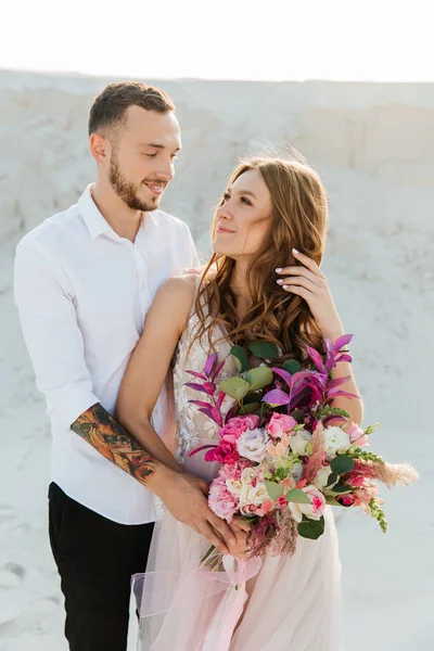 Love Story Beautiful Couple Pink Wedding Luxury Dress Bouquet Sahara — Fotografia de Stock