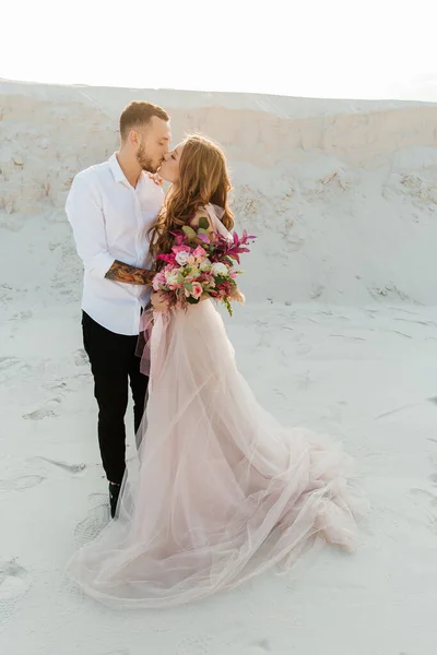 Liebesgeschichte Eines Schönen Paares Einem Rosafarbenen Hochzeitskleid Mit Blumenstrauß Der — Stockfoto