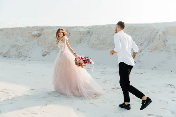 Love Story Van Een Mooi Koppel Een Roze Bruiloft Luxe — Stockfoto