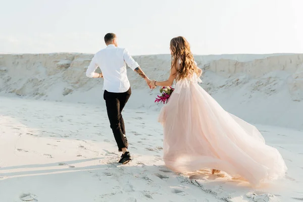 Love Story Van Een Mooi Koppel Een Roze Bruiloft Luxe — Stockfoto