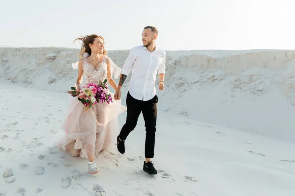 Historia Amor Una Hermosa Pareja Vestido Lujo Boda Rosa Con — Foto de Stock