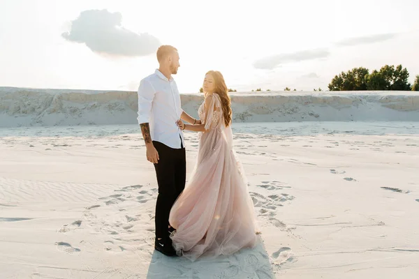 Love Story Beautiful Couple Pink Wedding Luxury Dress Bouquet Sahara — Stock Photo, Image