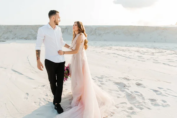 Liebesgeschichte Eines Schönen Paares Einem Rosafarbenen Hochzeitskleid Mit Blumenstrauß Der — Stockfoto