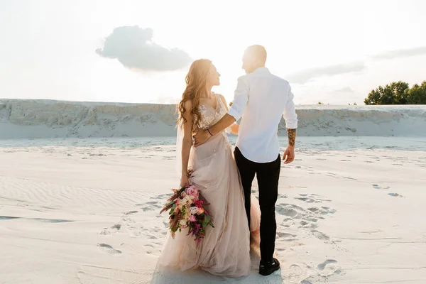 Kjærlighetshistorien Vakkert Par Rosa Bryllups Luksuskjole Med Bukett Sahara Ørkenen – stockfoto