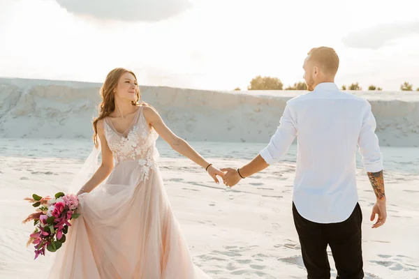 Liebesgeschichte Eines Schönen Paares Einem Rosafarbenen Hochzeitskleid Mit Blumenstrauß Der — Stockfoto