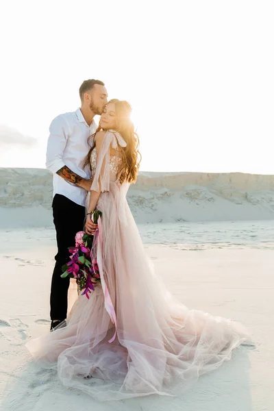 Love Story Beautiful Couple Pink Wedding Luxury Dress Bouquet Sahara — Fotografia de Stock