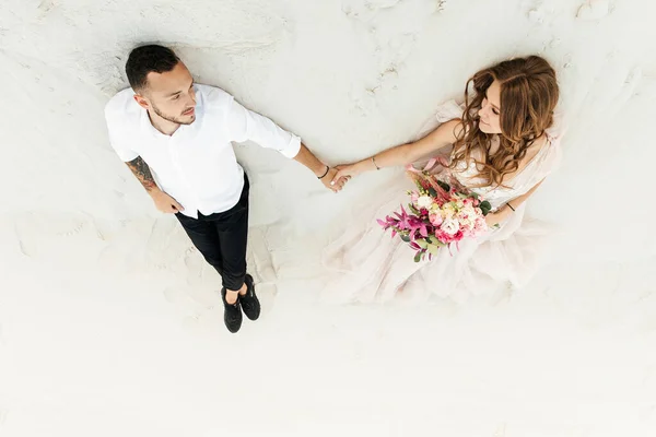 Liebesgeschichte Eines Schönen Paares Einem Rosafarbenen Hochzeitskleid Mit Blumenstrauß Der — Stockfoto