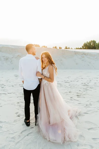 Love Story Beautiful Couple Pink Wedding Luxury Dress Bouquet Sahara — Fotografia de Stock