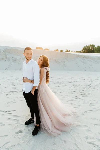 Love Story Ett Vackert Par Rosa Bröllop Lyx Klänning Med — Stockfoto