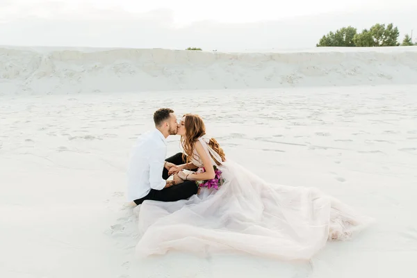 Love Story Beautiful Couple Pink Wedding Luxury Dress Bouquet Sahara — Fotografia de Stock