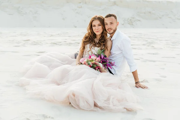 Love Story Beautiful Couple Pink Wedding Luxury Dress Bouquet Sahara — Fotografia de Stock