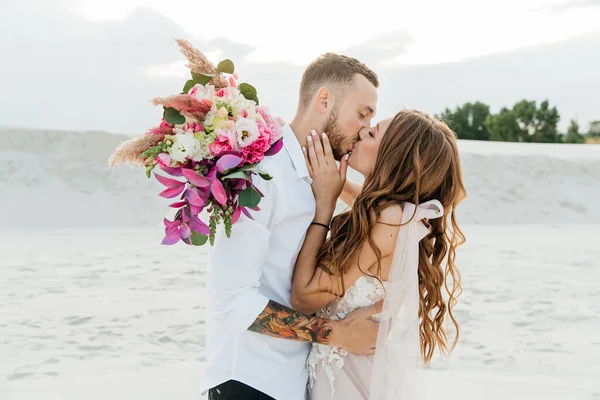 Liebesgeschichte Eines Schönen Paares Einem Rosafarbenen Hochzeitskleid Mit Blumenstrauß Der — Stockfoto