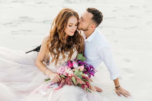 Love Story Beautiful Couple Pink Wedding Luxury Dress Bouquet Sahara — Stock fotografie