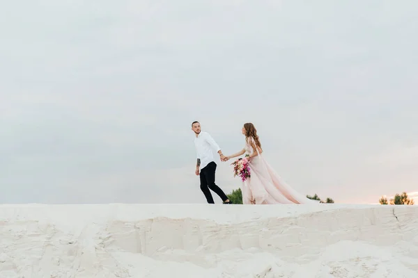 Love Story Egy Gyönyörű Pár Egy Rózsaszín Esküvői Luxus Ruha — Stock Fotó