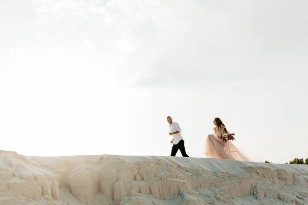 Love Story Beautiful Couple Pink Wedding Luxury Dress Bouquet Sahara — Fotografia de Stock