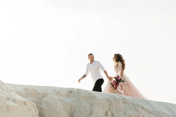 Love Story Pięknej Pary Różowej Sukni Ślubnej Luksusowy Bukietem Saharze — Zdjęcie stockowe